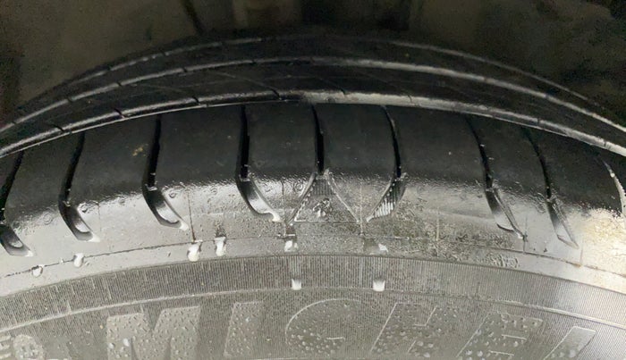 2015 Toyota Corolla Altis G PETROL, Petrol, Manual, 99,679 km, Right Front Tyre Tread