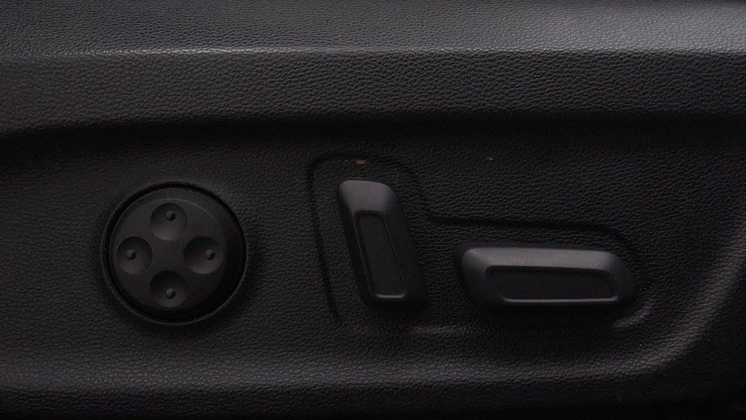 2022 LDV D90 Executive (4wd) D20, Automatic, 58735 km, Drivers Side Adjustment Panel