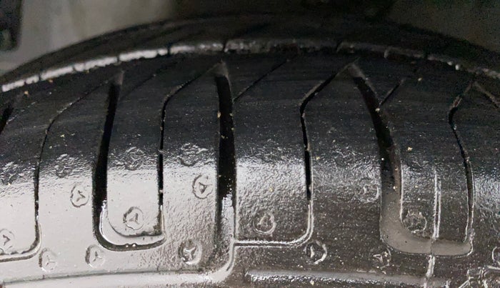 2014 Hyundai Eon MAGNA +, Petrol, Manual, 52,515 km, Left Front Tyre Tread