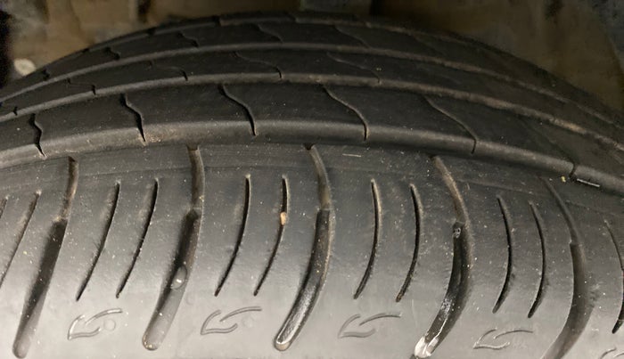 2021 Mahindra XUV300 W8 DIESEL MT, Diesel, Manual, 9,263 km, Left Front Tyre Tread