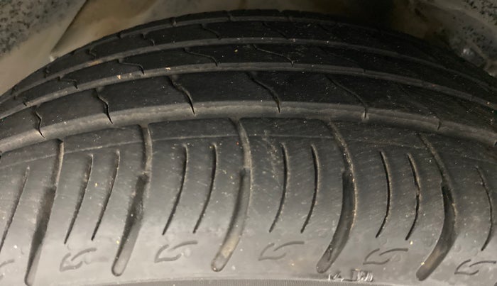 2021 Mahindra XUV300 W8 DIESEL MT, Diesel, Manual, 9,263 km, Right Front Tyre Tread