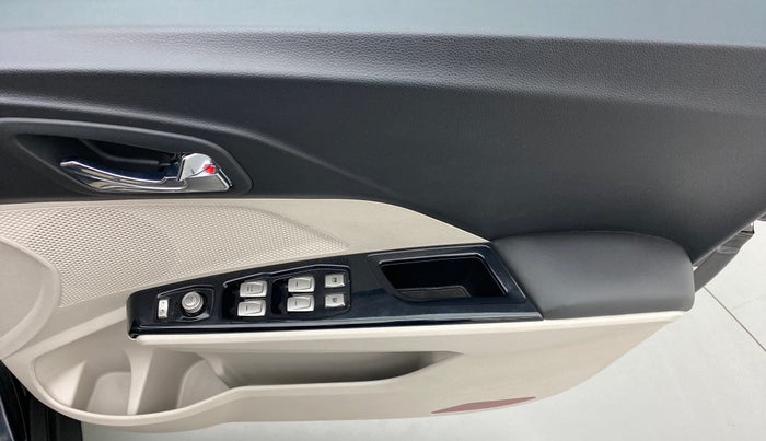 2021 Mahindra XUV300 W8 DIESEL MT, Diesel, Manual, 9,263 km, Driver Side Door Panels Control