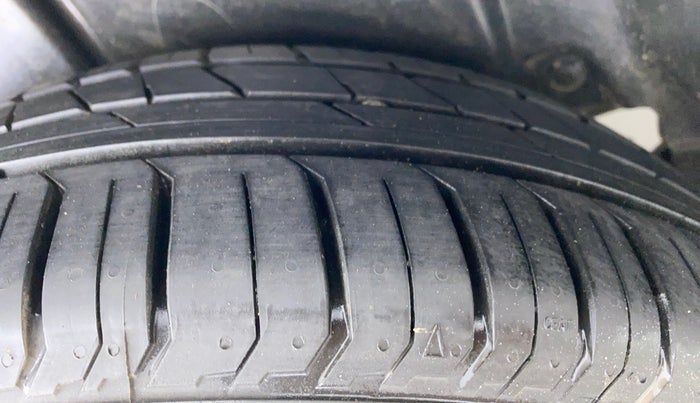2015 Maruti Ertiga VXI, Petrol, Manual, 50,143 km, Right Rear Tyre Tread