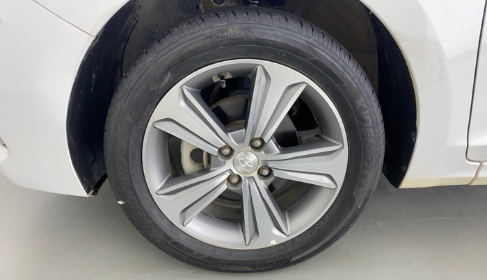 2017 Hyundai Verna 1.6 SX VTVT, Petrol, Manual, 24,434 km, Left front tyre - Minor crack