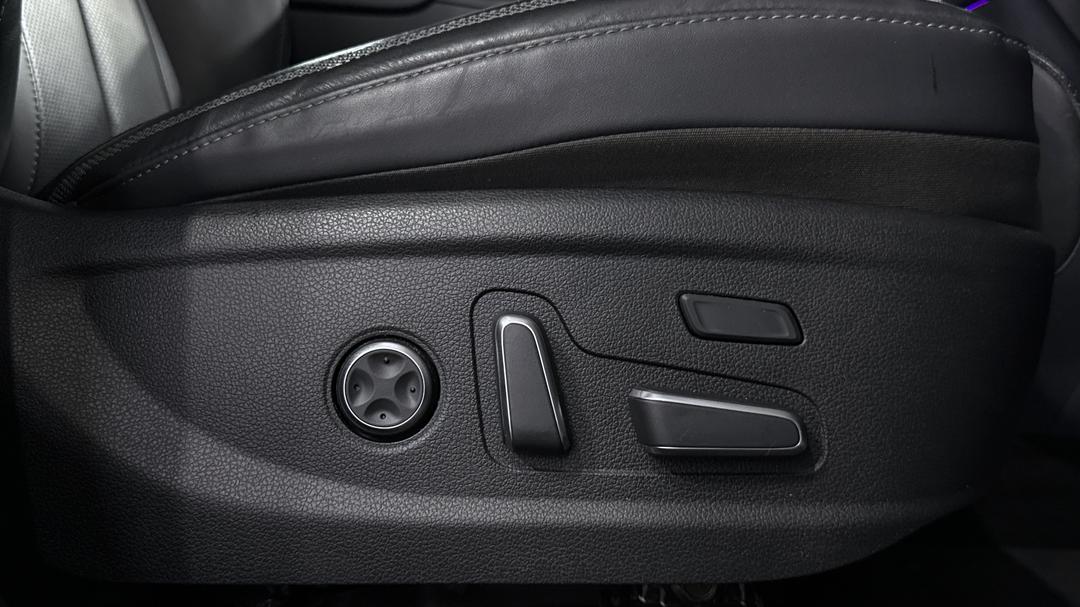 2023 Hyundai Santa Fe Highlander Crdi (AWD), Automatic, 31054 km, Drivers Side Adjustment Panel