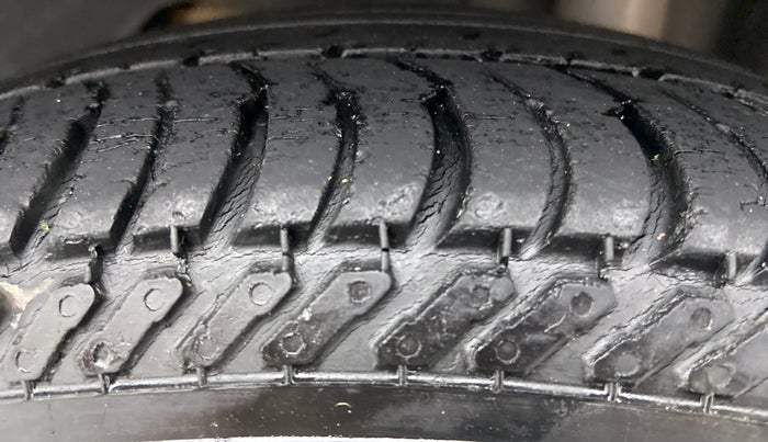 2017 Ford Figo Aspire 1.2 TITANIUM PETROL, Petrol, Manual, 42,755 km, Left Rear Tyre Tread