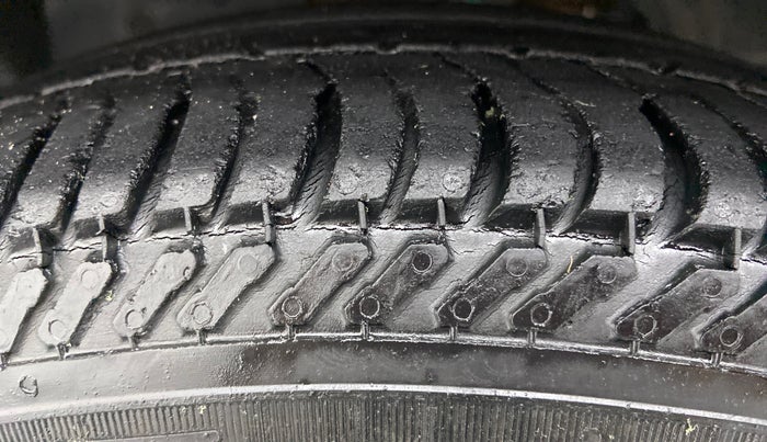 2017 Ford Figo Aspire 1.2 TITANIUM PETROL, Petrol, Manual, 42,755 km, Left Front Tyre Tread