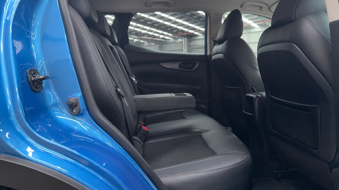 2018 Nissan Qashqai St-l, Automatic, 135350 km, Right Side Rear Door Cabin View