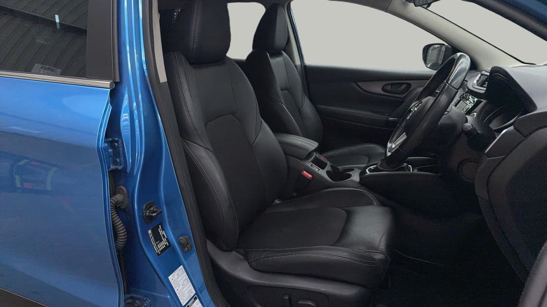 2018 Nissan Qashqai St-l, Automatic, 135350 km, Right Side Front Door Cabin View