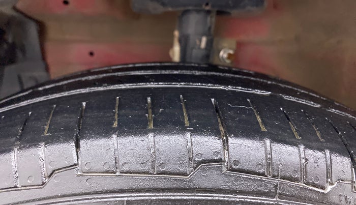 2015 Maruti Swift Dzire VDI, Diesel, Manual, 90,073 km, Left Front Tyre Tread