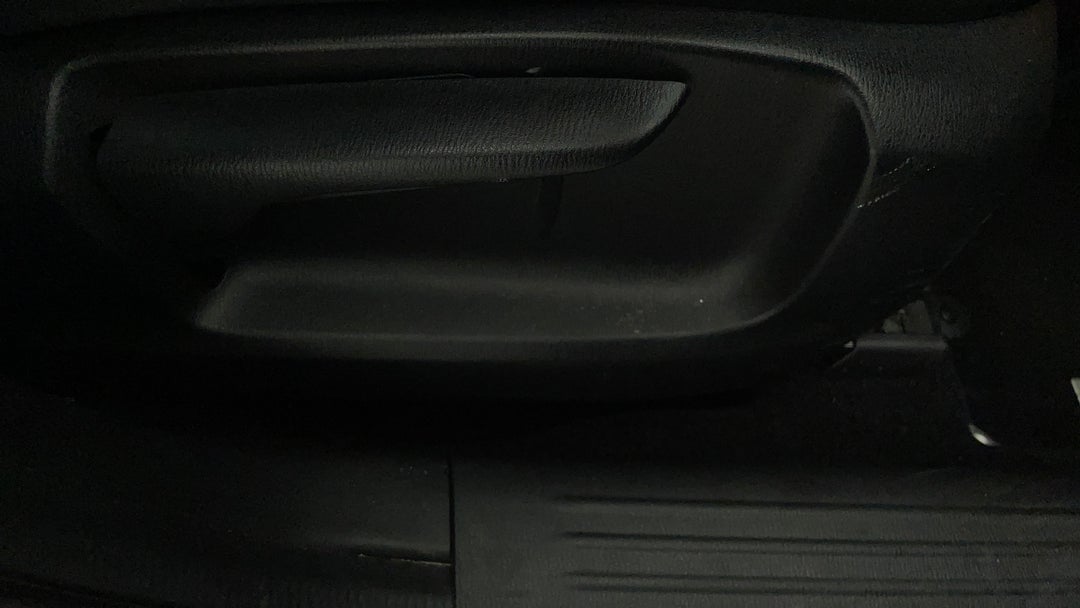 2020 Mazda CX-5 Maxx (4x2), Automatic, 61721 km, Drivers Side Adjustment Panel