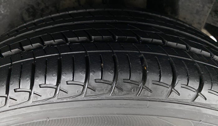 2015 Maruti Ciaz VXI PLUS, Petrol, Manual, 5,689 km, Left Rear Tyre Tread