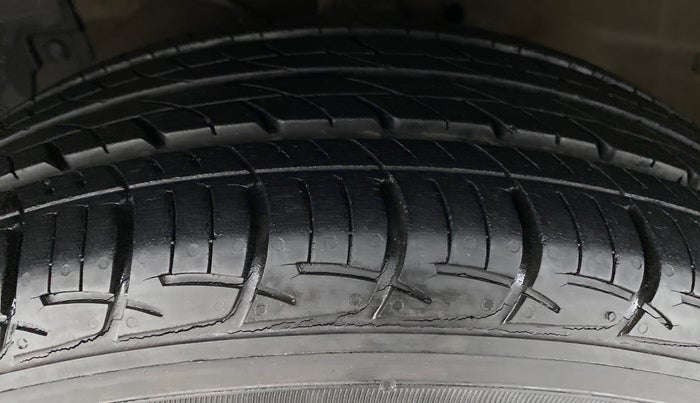 2015 Maruti Ciaz VXI PLUS, Petrol, Manual, 5,689 km, Left Front Tyre Tread