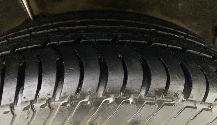 2010 Maruti Ritz ZXI, Petrol, Manual, 66,194 km, Right Rear Tyre Tread