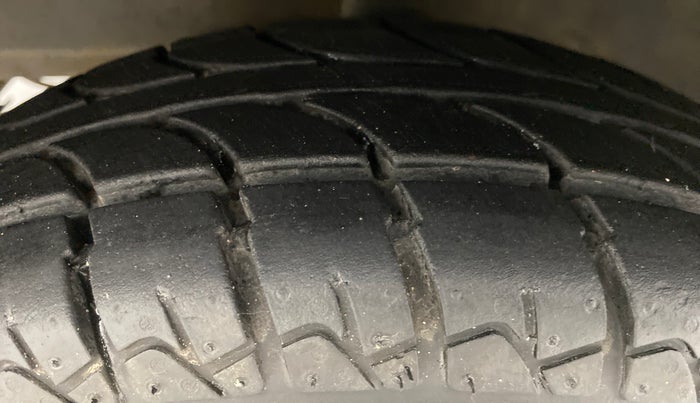 2014 Hyundai Eon D LITE PLUS, Petrol, Manual, 52,656 km, Left Front Tyre Tread