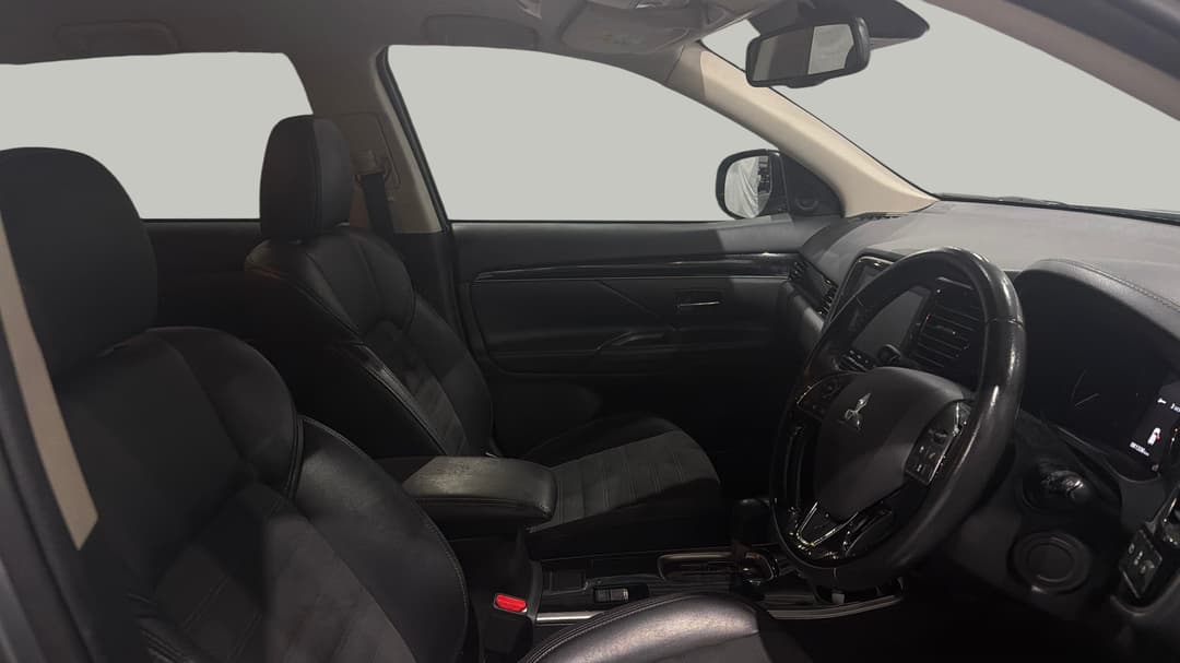 2019 Mitsubishi Outlander Ls 7 Seat (2WD), Automatic, 81336 km, Right Side Front Door Cabin View