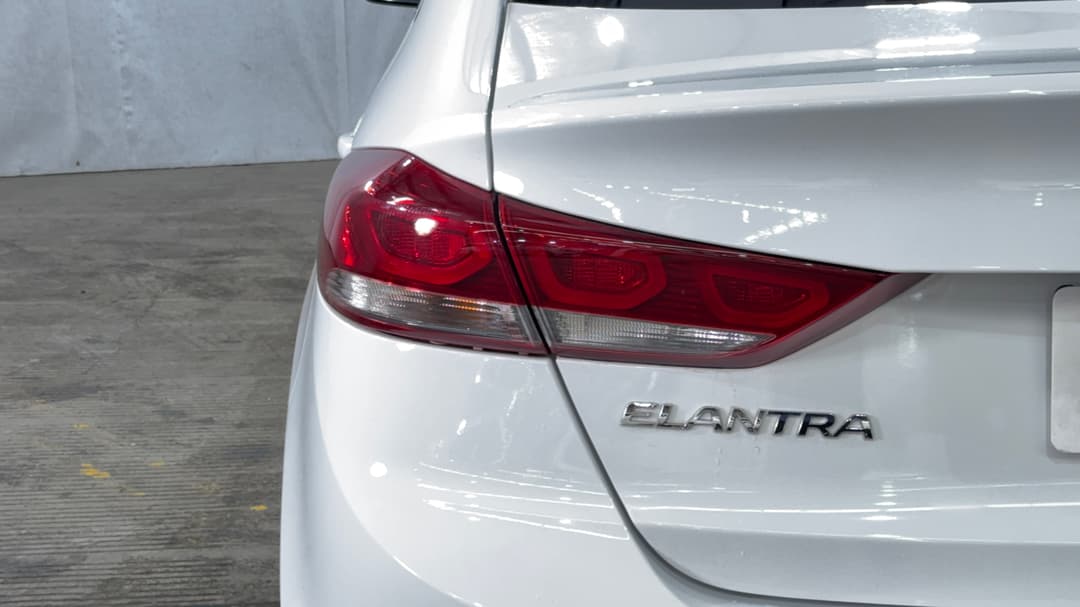 2017 Hyundai Elantra Elite 2.0 Mpi, Automatic, 22813 km, Badge (Boot Left Side)