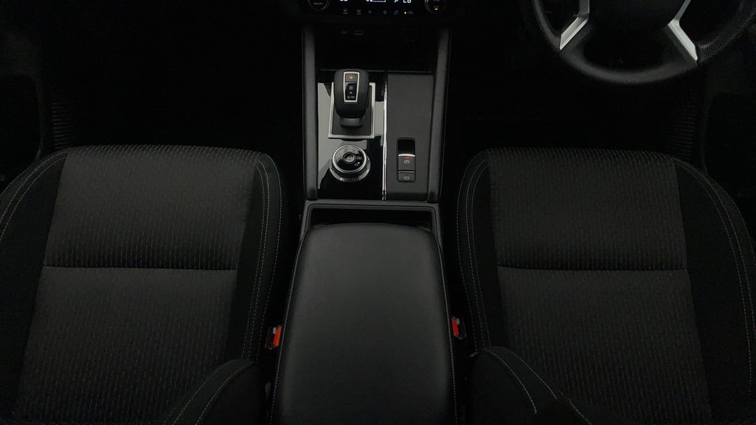 2024 Mitsubishi Outlander Es 7 Seat (2WD), Automatic, 26916 km, Center Console