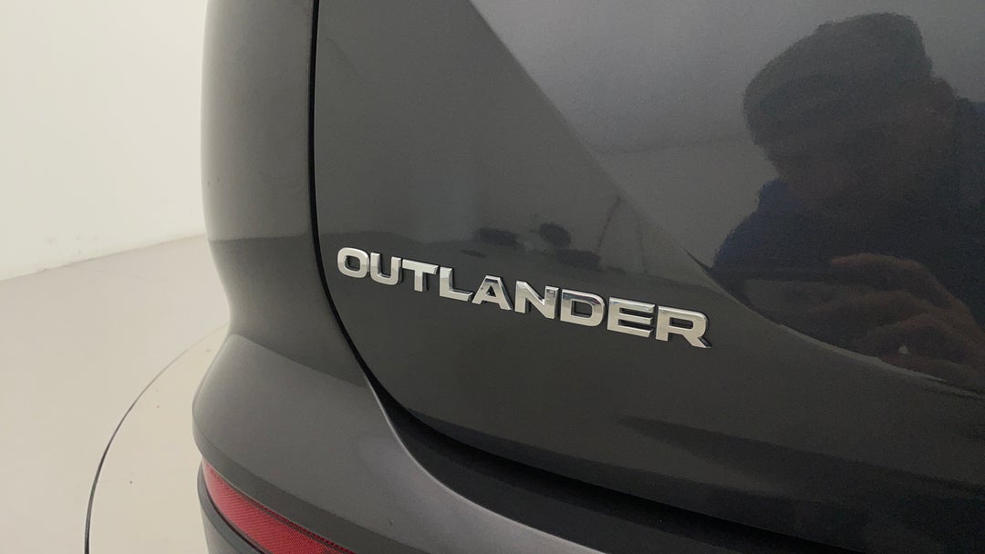 2024 Mitsubishi Outlander Es 7 Seat (2WD), Automatic, 26916 km, Badge (Boot Left Side)