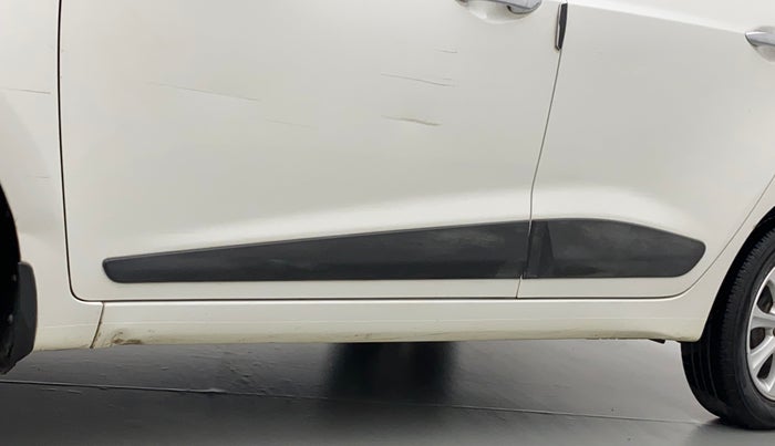 2015 Hyundai Grand i10 ASTA 1.1 CRDI, Diesel, Manual, 1,21,650 km, Left running board - Paint is slightly faded