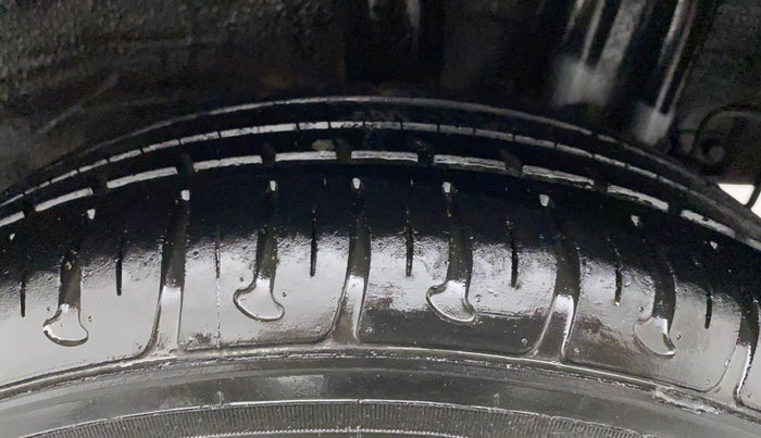 2015 Hyundai Grand i10 ASTA 1.1 CRDI, Diesel, Manual, 1,21,650 km, Left Rear Tyre Tread