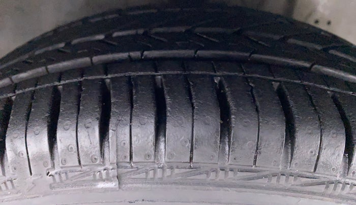 2018 Hyundai Eon MAGNA PLUS, Petrol, Manual, 9,154 km, Right Front Tyre Tread