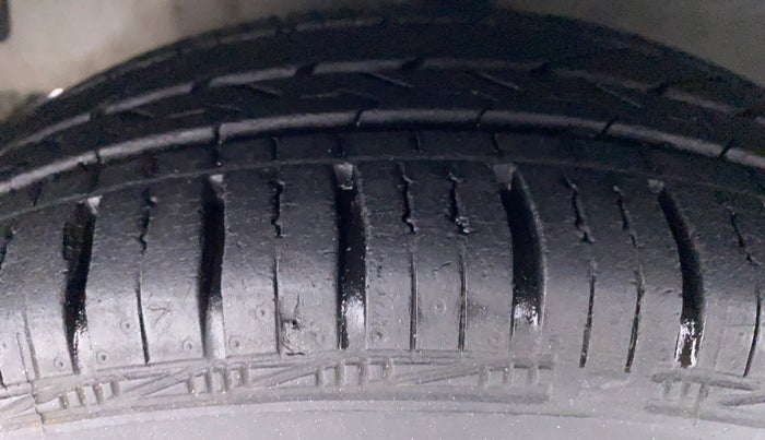 2018 Hyundai Eon MAGNA PLUS, Petrol, Manual, 9,154 km, Left Front Tyre Tread