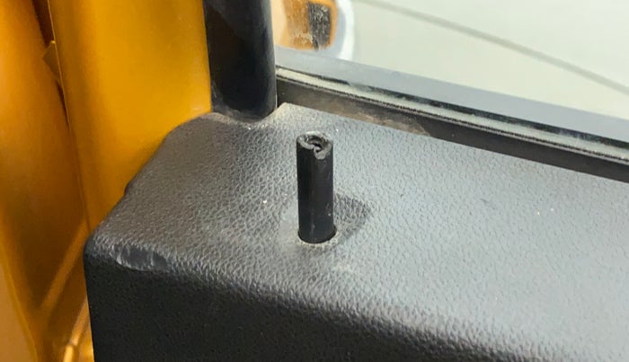 2019 Renault TRIBER 1.0 RXL PETROL, Petrol, Manual, 27,335 km, Lock system - Door lock knob has minor damage
