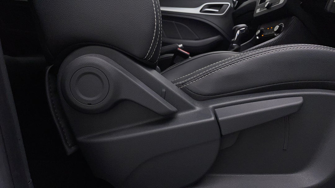 2022 MG ZS Excite, Automatic, 17709 km, Drivers Side Adjustment Panel