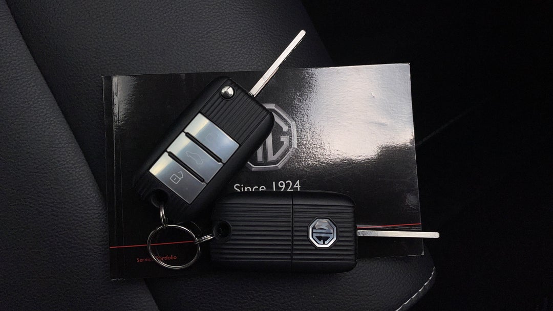 2022 MG ZS Excite, Automatic, 17709 km, Key Close-up