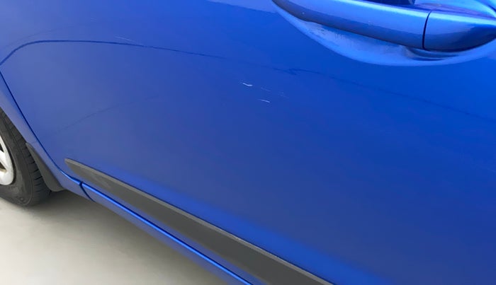 2019 Hyundai Grand i10 SPORTZ 1.2 KAPPA VTVT, Petrol, Manual, 90,811 km, Front passenger door - Upto 4 inch Scratches + Count of scratches 3-5 ( Metal not Visible)