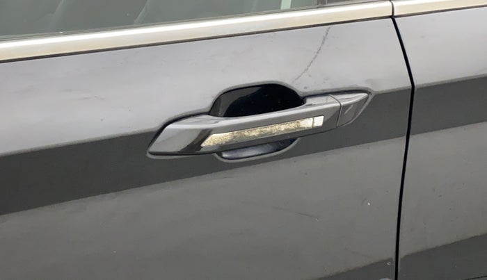 2019 MG HECTOR SMART HYBRID 1.5 PETROL, Petrol, Manual, 61,766 km, Front passenger door - Chrome on handle has slight discoularation
