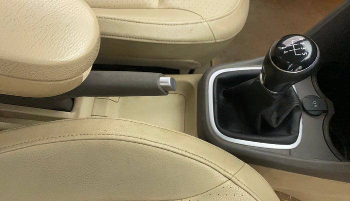 2015 Volkswagen Vento HIGHLINE 1.6 MPI, Petrol, Manual, 87,242 km, Gear Lever