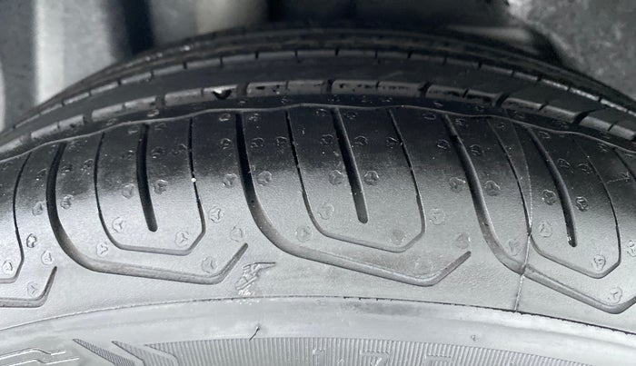 2017 Ford Figo Aspire 1.2 TITANIUM PETROL, Petrol, Manual, 43,454 km, Right Rear Tyre Tread