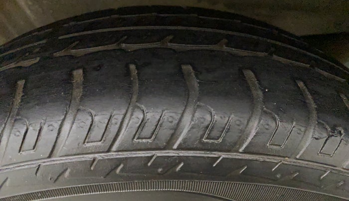 2011 Maruti Wagon R 1.0 VXI, Petrol, Manual, 1,00,490 km, Right Front Tyre Tread
