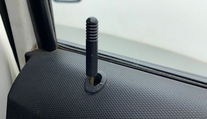 2016 Tata Tiago XE PETROL, Petrol, Manual, 1,01,386 km, Lock system - Door lock knob has minor damage