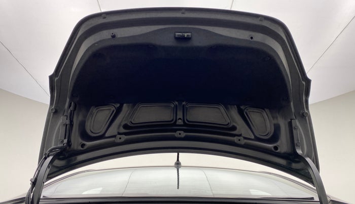 2015 Hyundai Verna FLUIDIC 1.6 VTVT S (O)  MT, Petrol, Manual, 44,189 km, Boot Door Open