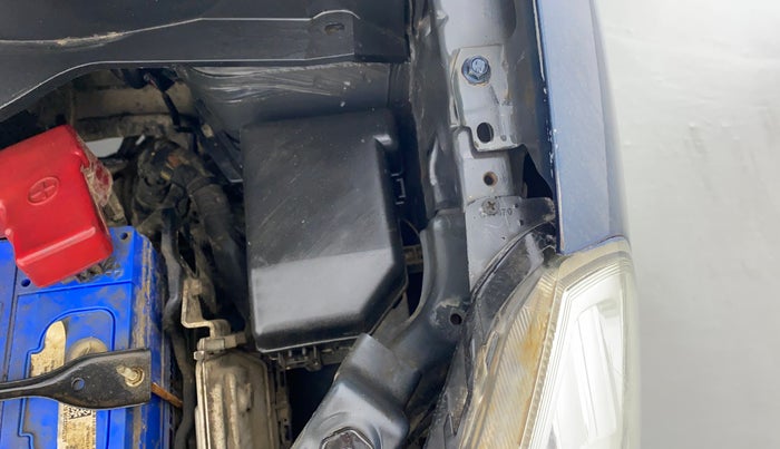 2010 Maruti Ritz ZXI, Petrol, Manual, 83,901 km, Left headlight - Clamp has minor damage