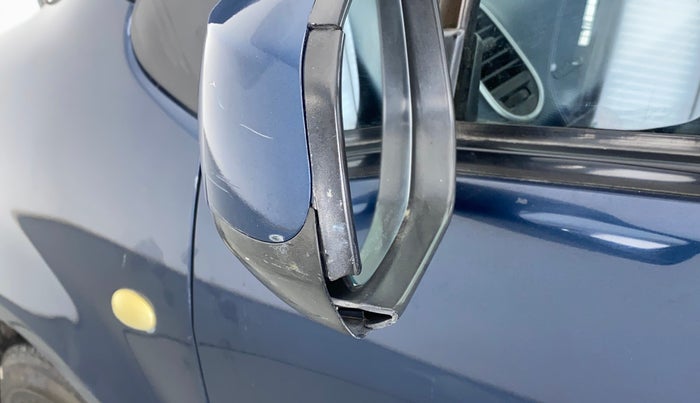 2010 Maruti Ritz ZXI, Petrol, Manual, 83,901 km, Left rear-view mirror - Cover has minor damage