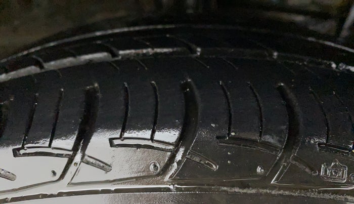 2017 Maruti Ciaz ZETA 1.4  AT PETROL, Petrol, Automatic, 58,022 km, Right Front Tyre Tread