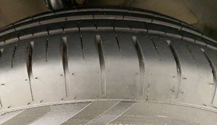 2017 Maruti Dzire ZDI PLUS, Diesel, Manual, 1,21,318 km, Right Front Tyre Tread