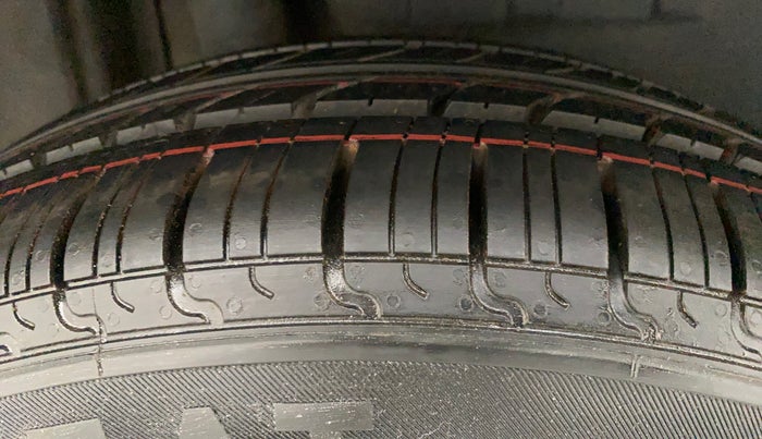 2017 Maruti Dzire ZDI PLUS, Diesel, Manual, 1,21,318 km, Right Rear Tyre Tread
