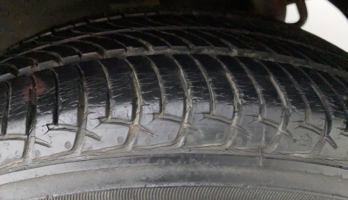 2016 Maruti Celerio VXI CNG D, CNG, Manual, 19,190 km, Left Front Tyre Tread