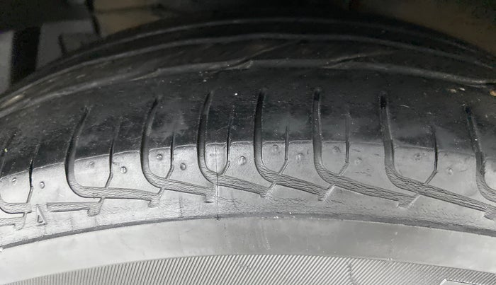 2015 Maruti Ciaz VDI (O) SHVS HYBIRD, Diesel, Manual, 1,23,081 km, Left Front Tyre Tread
