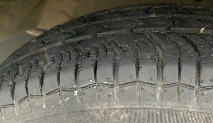 2016 Maruti Swift VXI, Petrol, Manual, 18,055 km, Right Rear Tyre Tread