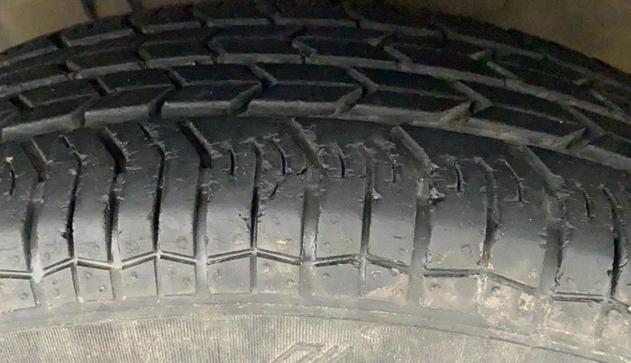 2016 Maruti Swift VXI, Petrol, Manual, 18,055 km, Left Front Tyre Tread