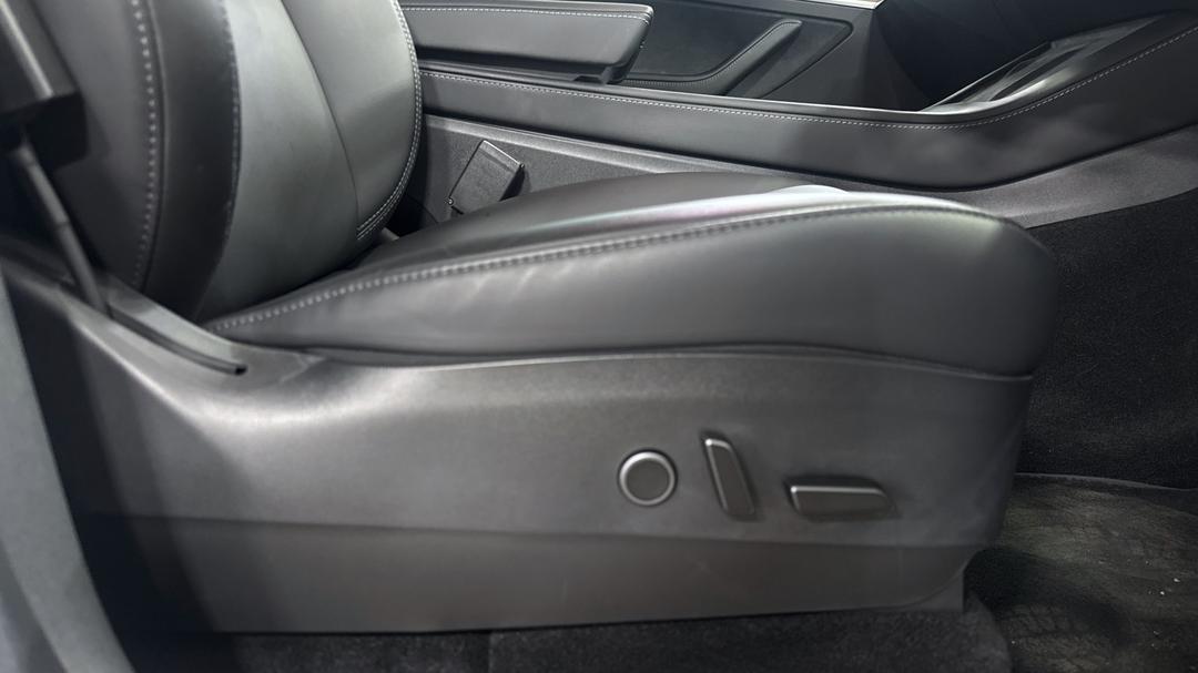 2022 Tesla Model Y Rear-wheel Drive, Automatic, 35135 km, Drivers Side Adjustment Panel