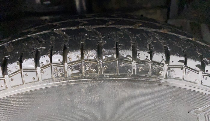 2014 Maruti Swift Dzire VXI, Petrol, Manual, 32,243 km, Right Front Tyre Tread