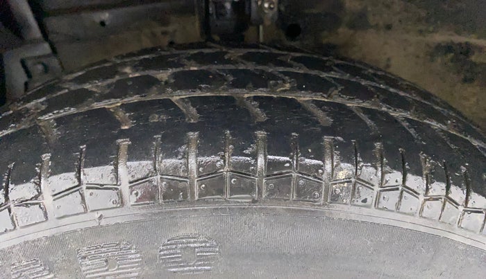 2014 Maruti Swift Dzire VXI, Petrol, Manual, 32,243 km, Left Front Tyre Tread