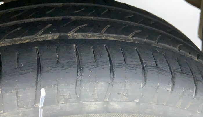 2016 Mahindra Kuv100 K2 PLUS 6 STR, CNG, Manual, 39,072 km, Left Rear Tyre Tread